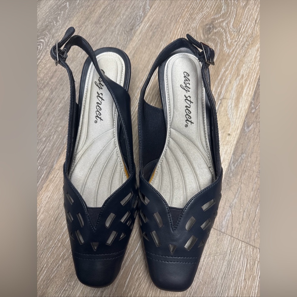 Easy Street Slingback Solid Blue Closed Toe Size 6N kitten heel leather